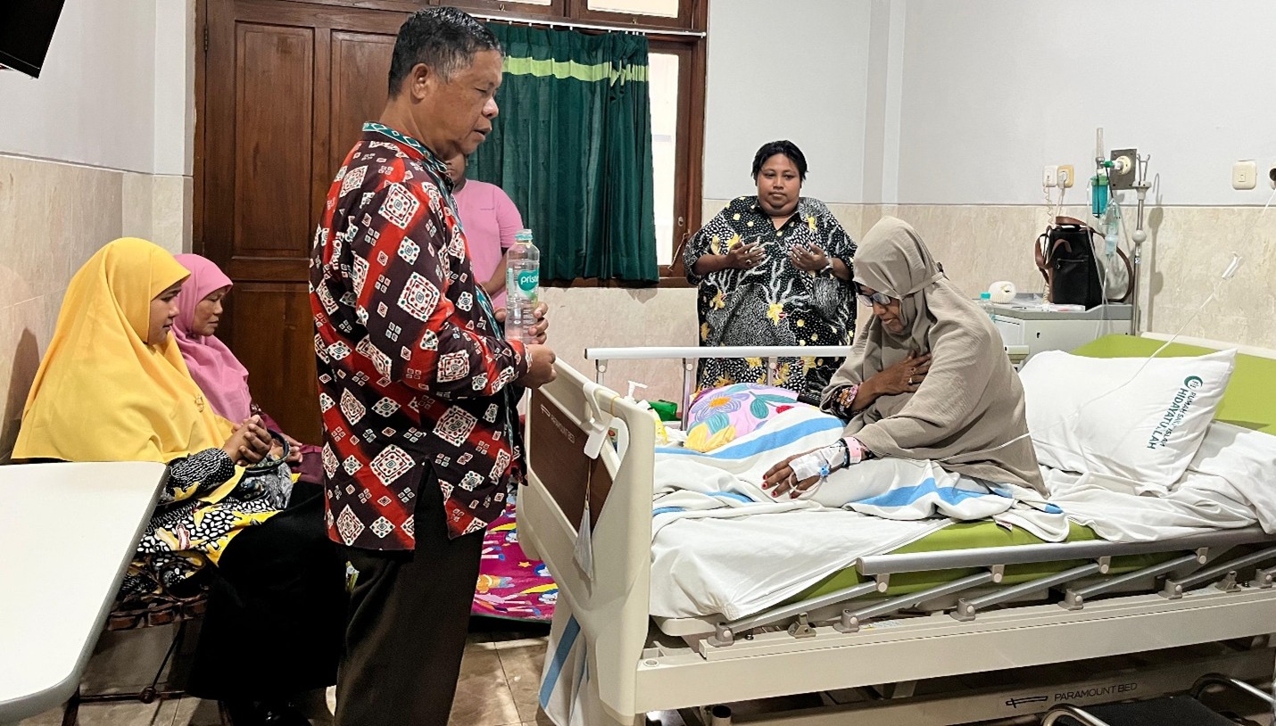 Wujud Kepedulian, Keluarga Besar MTsN 9 Bantul Jenguk Orang Tua Guru yang Sakit